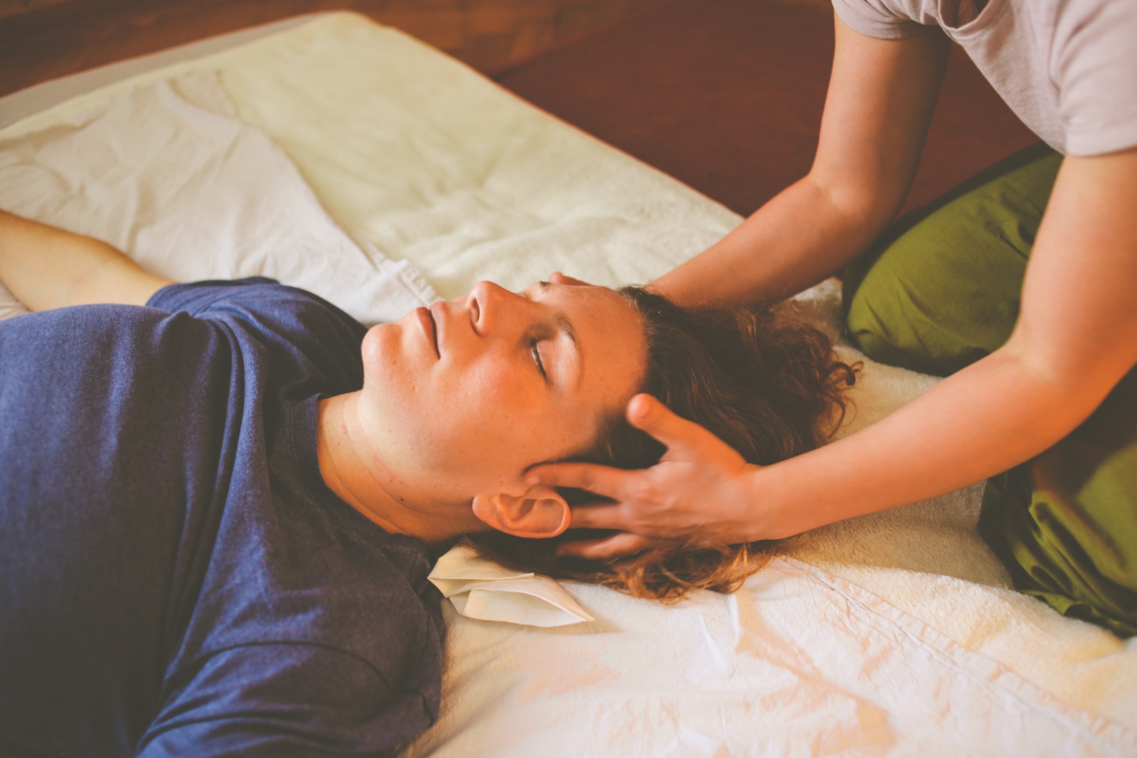 Detalj nježnog dodira tijekom shiatsu tretmana glave