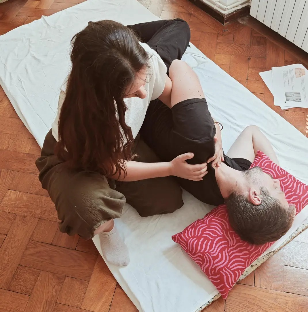 Andrea izvodi shiatsu tretman ruke i ramena u bočnom položaju