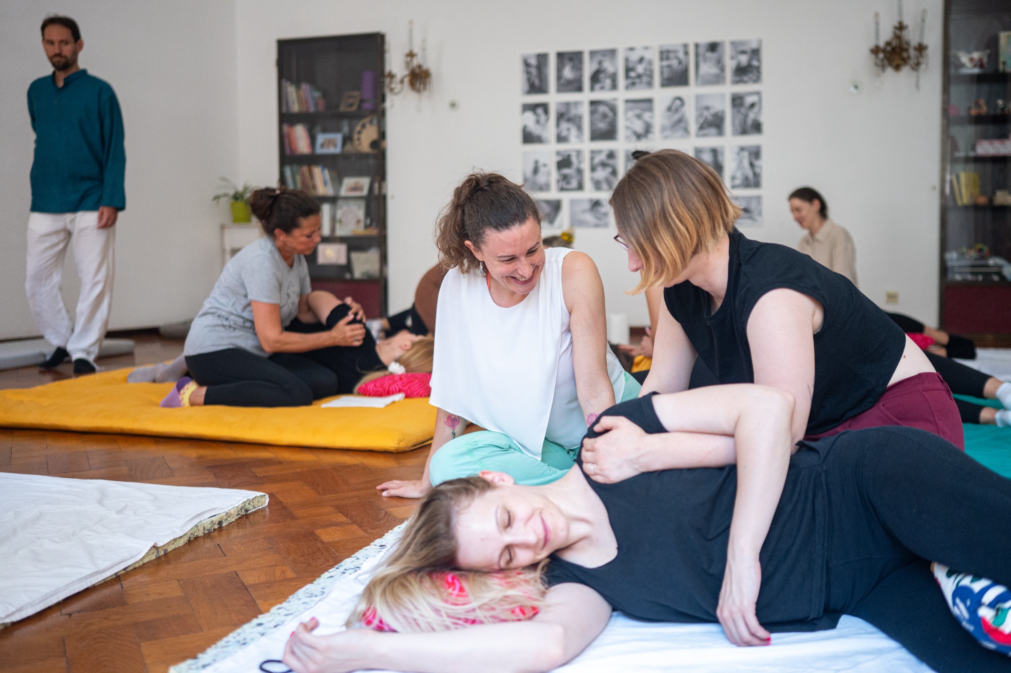 Polaznice shiatsu škole vježbaju u paru uz podršku učitelja